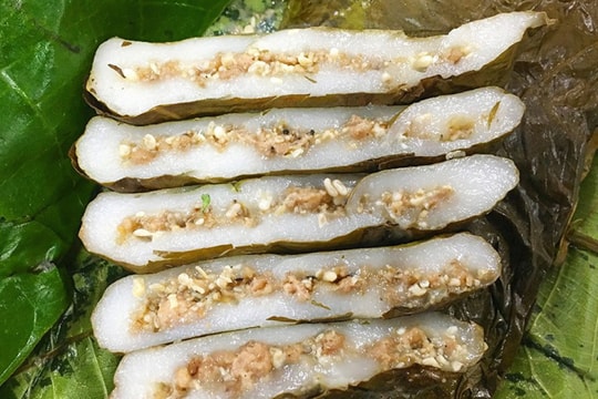 Năm chỉ có một lần, khách xếp hàng chờ mua loại bánh chi chít trứng kiến