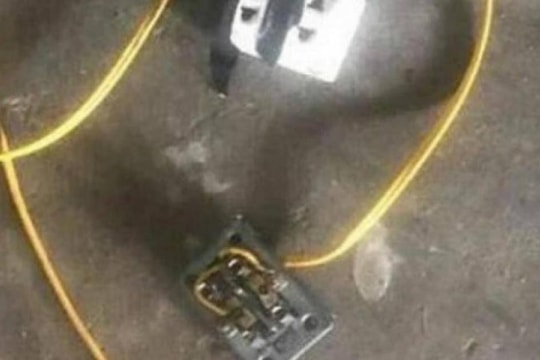 Nam sinh lớp 10 bị điện giật tử vong vì đeo tai nghe khi sạc điện thoại