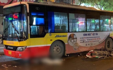 Hà Nội: Nam thanh niên đi xe máy bị xe buýt cán chết thương tâm