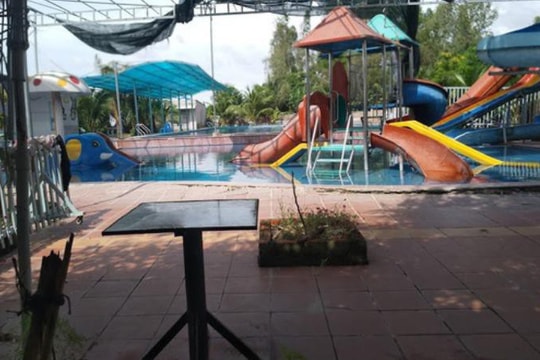 Bé trai 6 tuổi tử vong dưới hồ bơi