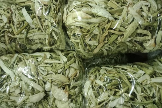 Dọc mùng sấy khô thành đặc sản nơi phố thị, "hét giá" 300.000 đồng/kg