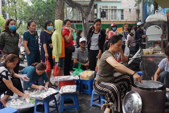 Người dân Thủ đô xếp hàng từ 5h sáng mua bánh trôi, bánh chay Tết Hàn Thực