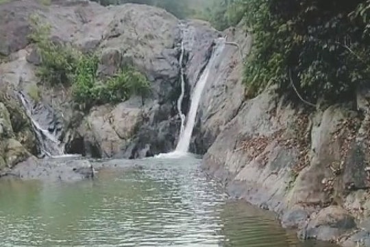 Trượt chân ngã xuống suối khi đang leo núi, nữ sinh lớp 10 thiệt mạng