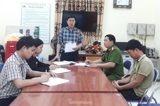 Cha xích con bằng dây sắt vào cột điện ven đường