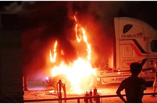 Xe đầu kéo nổ lốp, bốc cháy ngùn ngụt gần trạm thu phí