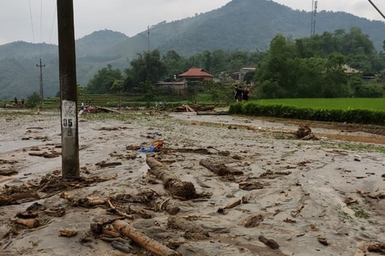 Lũ ống ập về Lào Cai lúc rạng sáng, 3 người chết và mất tích
