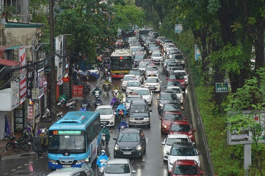 Ảnh: Mưa như trút nước, đường phố Hà Nội kẹt cứng