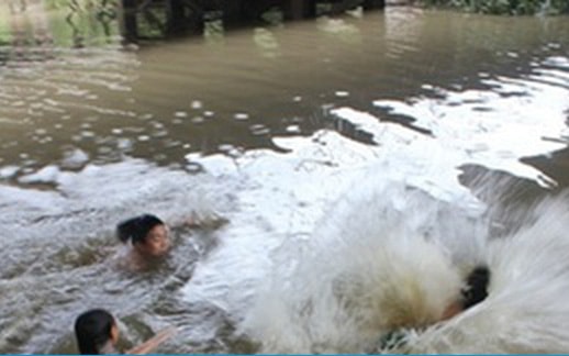 Dũng cảm lao xuống sông cứu em nhỏ, nam sinh lớp 7 bị nước cuốn trôi