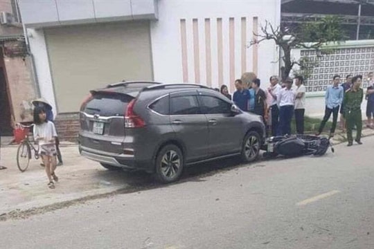 Nữ tài xế ô tô tông vào xe máy chở 2 mẹ con khiến cả hai thiệt mạng