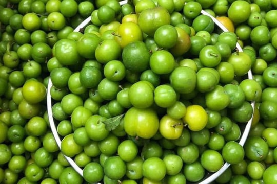 Mận cơm trượt giá còn 5.000 đồng/kg, dân mạng lại hô giải cứu