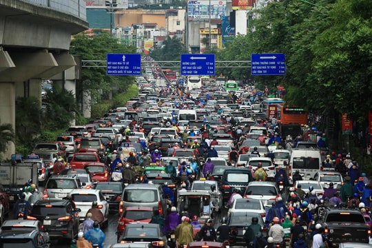 CLIP: Nhọc nhằn nhích từng bước dưới cơn mưa kéo dài trong giờ đi làm đầu tuần