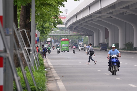 Hà Nội: Bất chấp nguy hiểm, nhiều người đi bộ băng qua 12 làn xe để sang đường Phạm Văn Đồng
