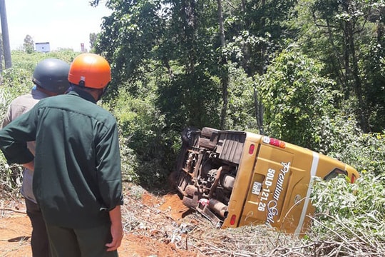 Xe khách lao xuống vực, 22 người thoát chết