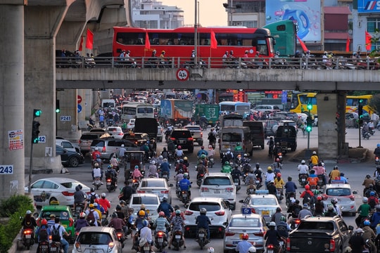 Người Hà Nội ùn ùn rời thành phố trước ngày nghỉ lễ 30/4