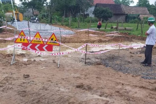 Rơi xuống hố công trình, bé 4 tuổi đuối nước tử vong