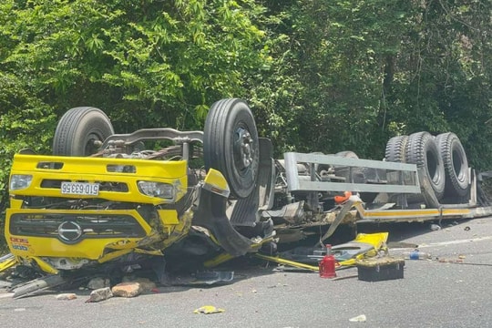 Xe tải mất lái tông thẳng vào taluy, 2 người tử vong tại chỗ