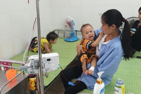 Rơi vào cảnh túng quẫn, vợ chồng nghèo khẩn thiết cầu xin sự sống cho hai con cùng mang bệnh tan máu bẩm sinh