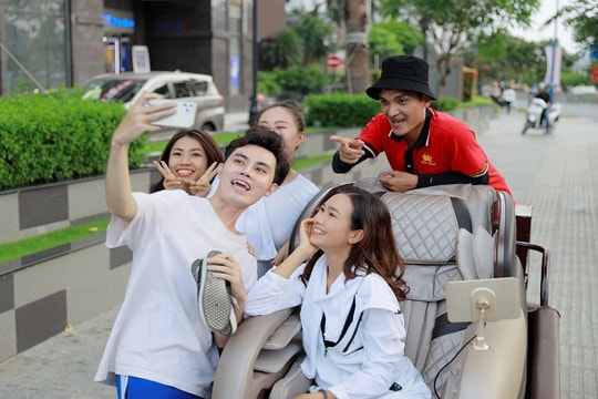 Sau ‘Lật Mặt’, Mạc Văn Khoa lên bờ đạp Xích Lô Mát Xa gây chú ý