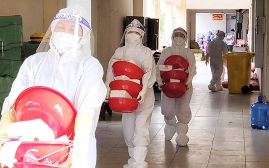 Ảnh: Cuộc sống bên trong khu vực cách ly COVID-19 ở ổ dịch Thuận Thành, Bắc Ninh