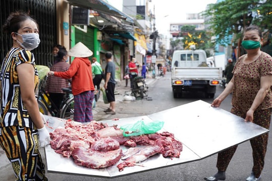 Tiểu thương chợ cóc chạy tán loạn khi lực lượng chức năng đi kiểm tra xử lý