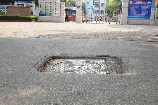 Những nắp cống như bẫy người nhan nhản trên đường phố Hà Nội