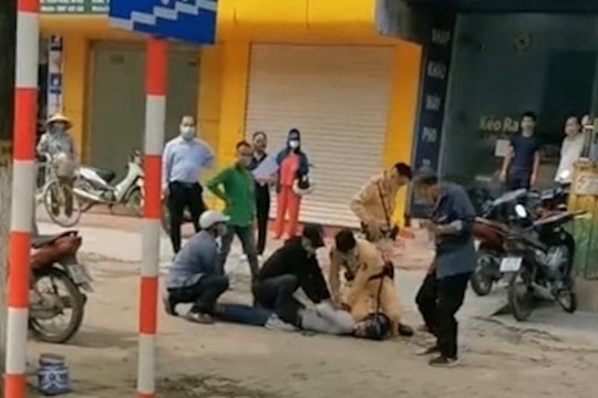 Tài xế vượt đèn đỏ còn cầm gạch tấn công CSGT ở Hà Nội