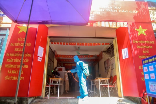 Hà Nội phun khử khuẩn phòng dịch COVID-19 tại các điểm bầu cử