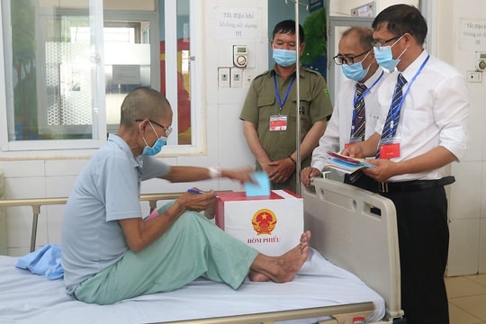 Quảng Ninh: Đưa hòm phiếu lưu động tới giường bệnh cho bệnh nhân bỏ phiếu