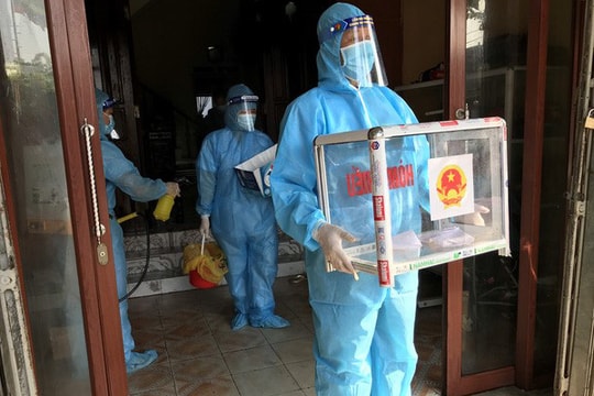 Cận cảnh việc bỏ phiếu bầu cử của người dân nơi có vùng phong tỏa thuộc địa phận Thường Tín, Hà Nội