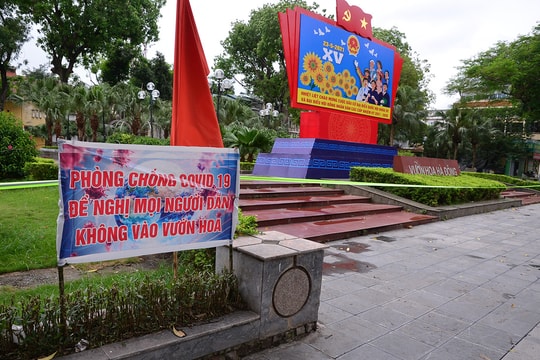 Hà Nội: Khu vui chơi, công viên, vườn hoa căng dây, cắm biển cấm tụ tập đông người