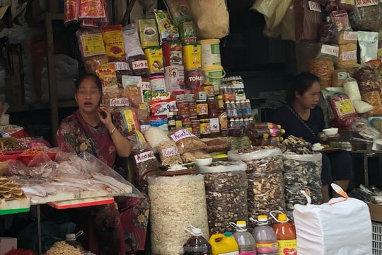 Dịch COVID -19 bùng phát, nhiều người ở chợ dân sinh vẫn ‘ngó lơ’ khẩu trang