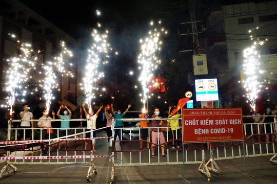 Người dân sống quanh bar New Phương Đông vẫy cờ mừng hết phong tỏa