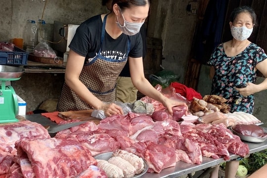 Giá lợn hơi thấp nhất 1 năm, người dân vẫn phải mua thịt lợn giá đắt