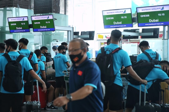 Cận cảnh chuyên cơ Bamboo Airways bay thẳng đưa đội tuyển Việt Nam đi thi đấu vòng loại World Cup 2022 tại UAE