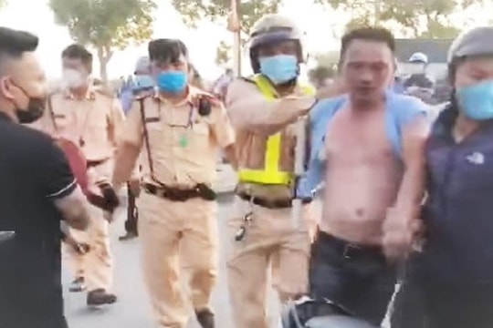 Danh tính tài xế nhốt CSGT trên xe khách rồi tông chốt kiểm soát dịch COVID-19