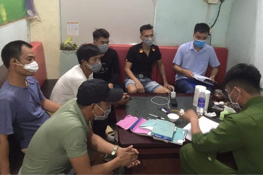 Quảng Ninh: Xử phạt quán hát karaoke, đưa cách ly tập trung toàn bộ khách