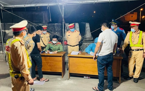 Tài xế xe khách chống đối, phun nước bọt vào CSGT khi qua chốt kiểm soát dịch 