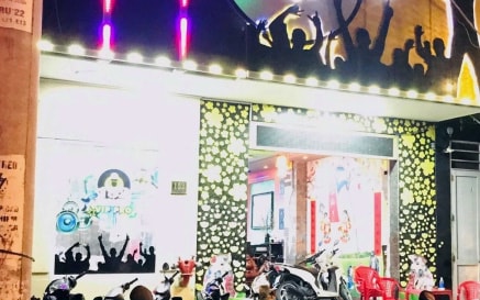 Bất chấp lệnh cấm, hàng chục nam nữ tụ tập hát karaoke giữa dịch COVID-19