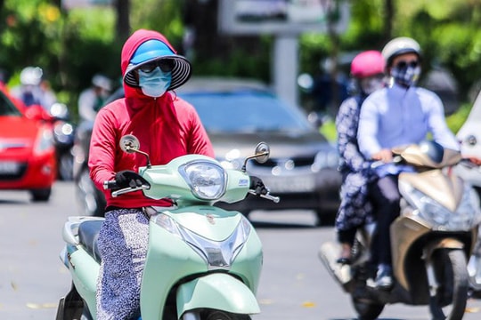 Hà Nội nắng như đổ lửa trên 40 độ C, người dân bịt kín như 'Ninja đường phố'