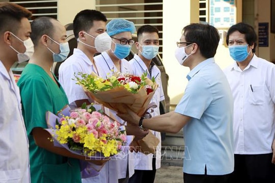 Hình ảnh các y, bác sĩ Vĩnh Phúc lên đường hỗ trợ Bắc Giang, Bắc Ninh