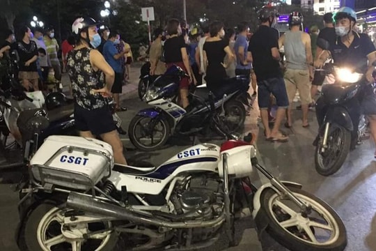 Nam thanh niên không đội mũ bảo hiểm, tạt đầu xe khiến 2 CSGT bị thương