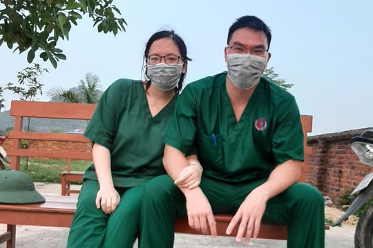 Cảm động chuyện vợ chồng bác sĩ cùng "xin" đi chống dịch