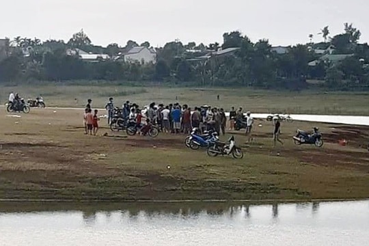 Bốn học sinh ngã xuống hồ khi đi thả diều, 2 em tử nạn