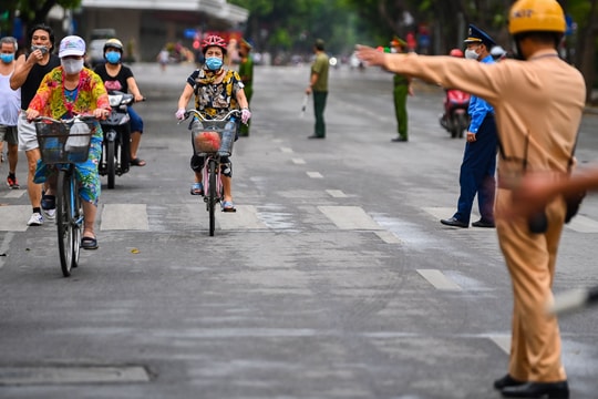 Cảnh sát lập 6 chốt ngăn người dân đạp xe quanh hồ Gươm