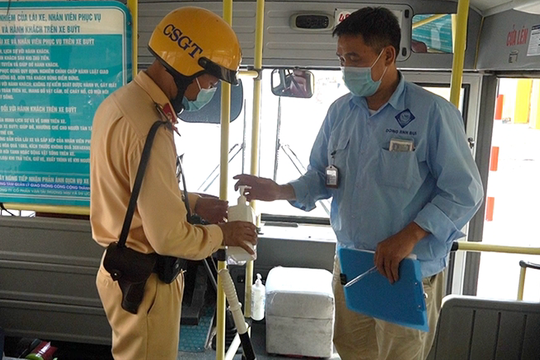 Ảnh: Hà Nội kiểm tra quy định phòng dịch COVID-19 trên các phương tiện công cộng