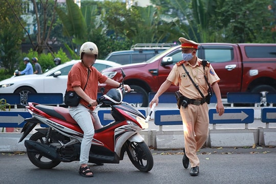 Ảnh: CSGT tuần tra xử phạt người không đeo khẩu trang, giải tán đám đông