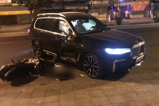 Lùi từ trong nhà ra, BMW X7 tông chết một thanh niên