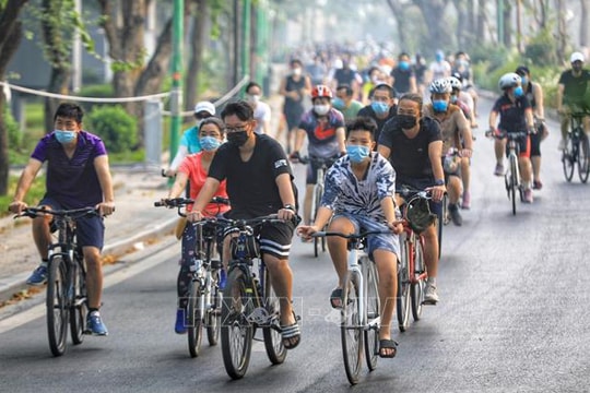 Hà Nội: Người dân vẫn đi bộ, đạp xe tấp nập quanh Hồ Tây