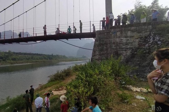 Người đàn ông tử vong bất thường dưới chân cầu treo ở Hòa Bình