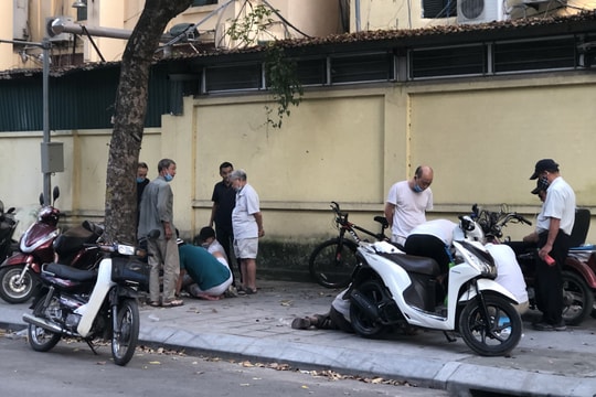 Người Hà Nội lại tập trung đông nơi công cộng, không đeo khẩu trang, lơ là chống dịch